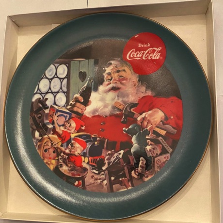 4062-1 € 20,00 coca cola aardewerk sierbord kerstman met kabouters.jpeg